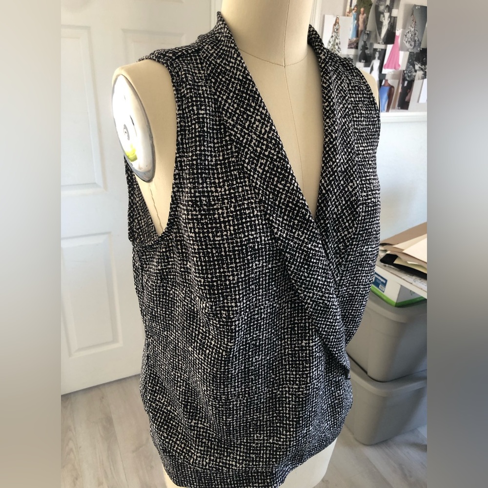 WhiteHouseBlackmarket short sleeve top. - Picture 2 of 14